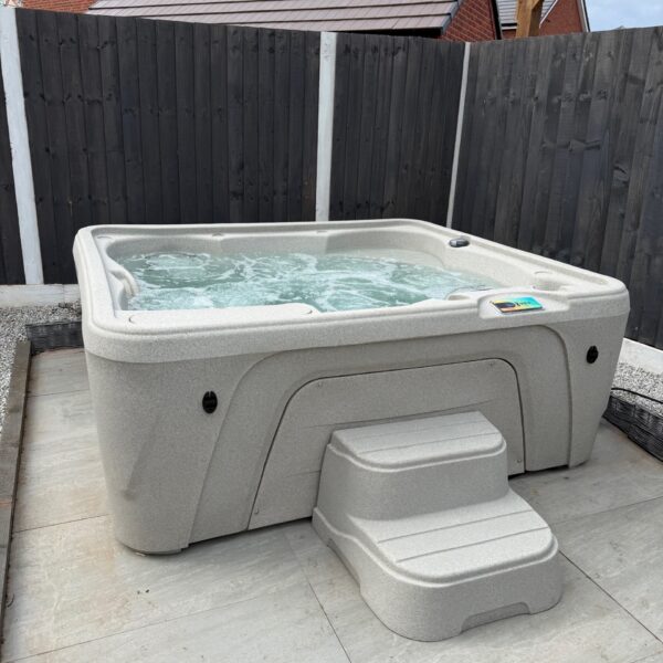 FANTASY SPAS ENTICE 13AMP 5 PERSON HOT TUB