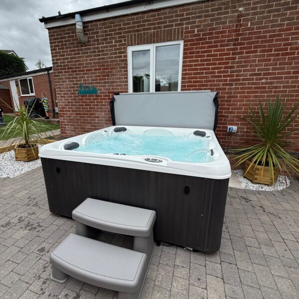 ULTIMATE 6 HOT TUB